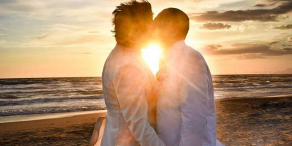 Casal gay acusa organização de festa de impedir entrada por homofobia