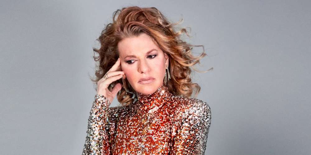 Sandra Bernhard Opens Up About Her Time on ‘Roseanne’ and Staying Sane in the Trump Era