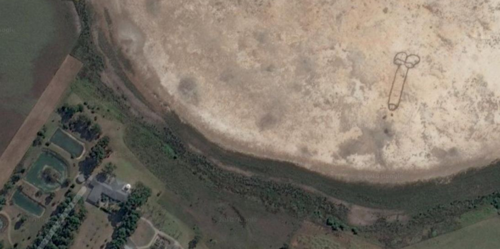 Pênis gigante surge em lago na Austrália e vira sensação turística