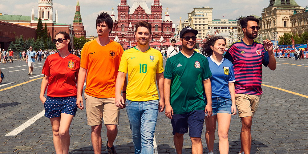 Ativistas formam bandeira do arco-íris na frente das autoridades russas durante a Copa
