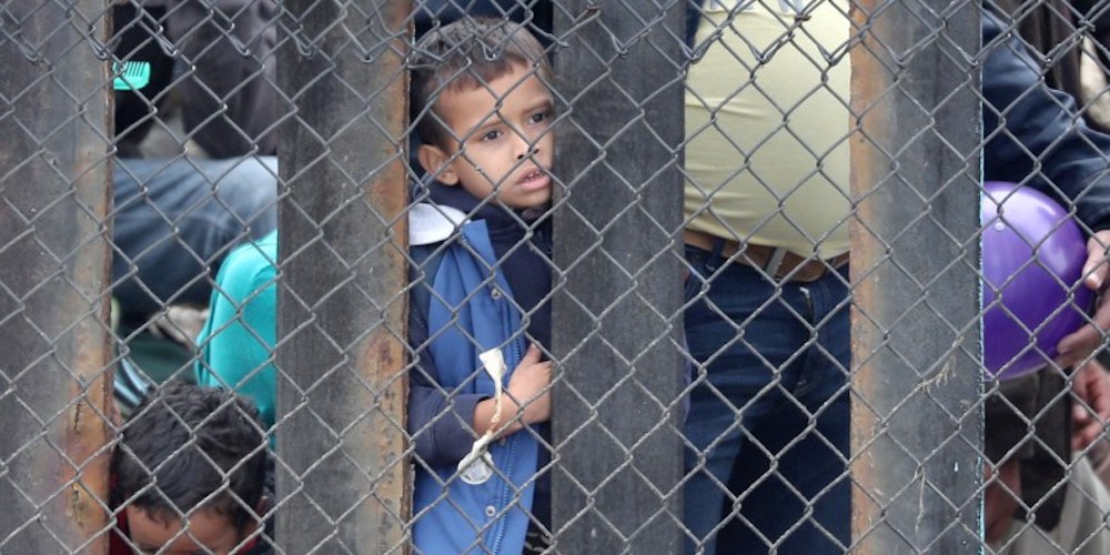 La Administración de Trump Está Utilizando Fondos de VIH para Detener a Niños Migrantes