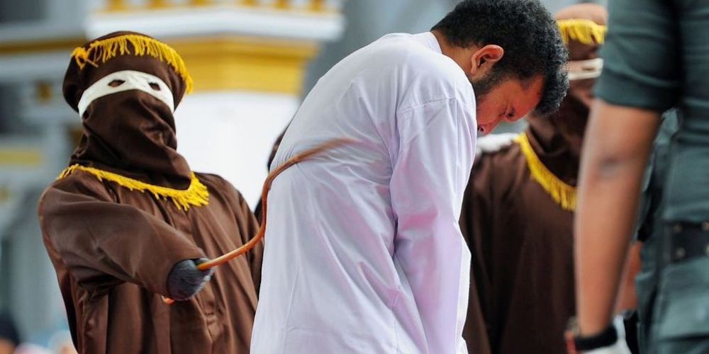 Gente en Indonesia Aplaude Mientras que Dos Hombres Son Públicamente Golpeados por Tener Sexo Gay