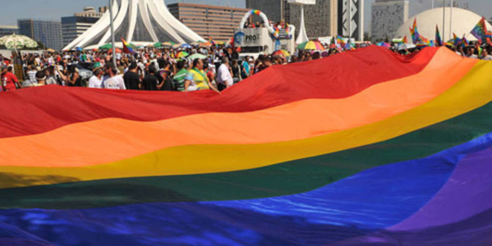Passageiro será indenizado por empresa de ônibus condenada por homofobia