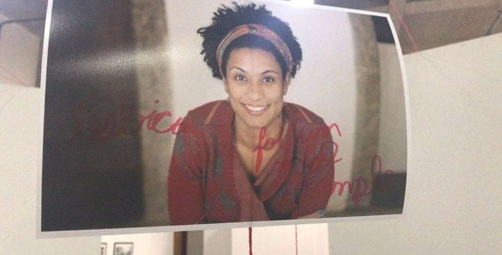 “Lésbica foi um mal exemplo” aparece em foto de Marielle Franco vandalizada em exposição