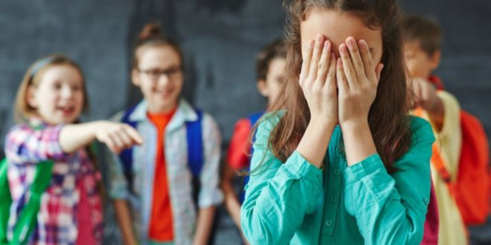Garota trans usa banheiro feminino em escola e pais de alunos sugerem castrá-la