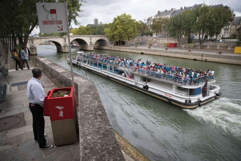 uritrottoirs paris urinals man pissing on the seine