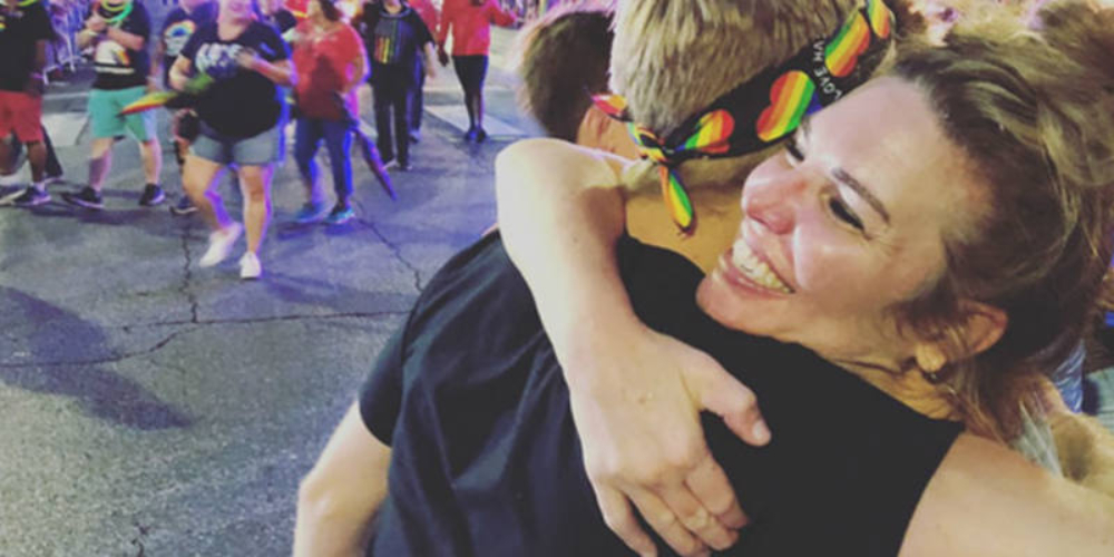 Igreja promove abraço coletivo de mães para LGBTIs expulsos de casa