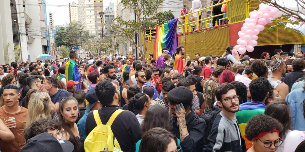 Parada LGBTI reúne quase 10 mil em caminhada pelas ruas de Londrina