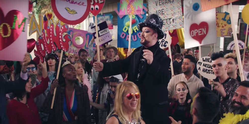 « Laisse quelqu’un t’aimer », conjure Boy George dans la nouvelle vidéo de Culture Club
