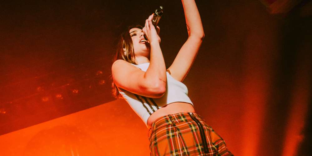 แฟนเพลง Dua Lipa ที่คอนเสิร์ตในเซี่ยงไฮ๊ถูกไล่หลังโบกธงสีรุ้ง