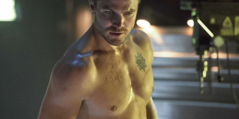 Stephen Amell in Prison Shower Fight Scene in ‘Arrow’ Season 7 Preview