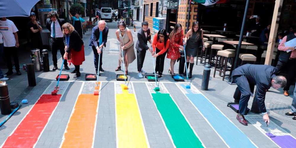 La Ciudad de México Pinta su Primer Paso Peatonal de Arcoíris