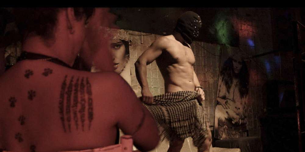 超限電影《夜愛夜寂寞》直擊荒淫夜生活 導演自編自演片中雙腿大開