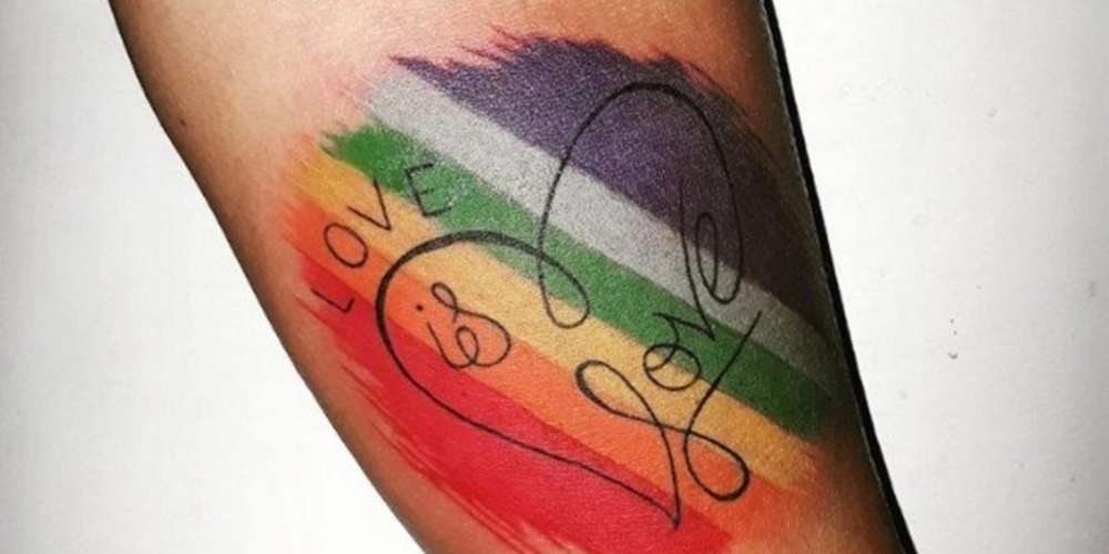 Mãe tatua arco-íris e frase “Amor é amor” em homenagem a filhas transexuais