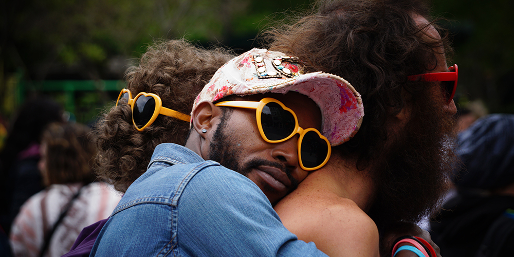 «White Guys Only»: Aquí hay 7 formas que el racismo sexual puede tomar entre los hombres queer