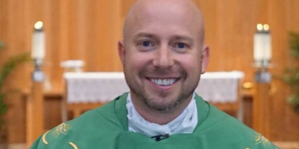 Padre diz que bandeira LGBT representa o caos e a maldade e foi criada pelo satanás