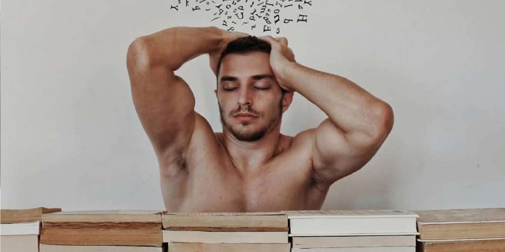 Этот здоровяк использует книги, чтобы создавать восхитительное искусство в своем Инстаграме