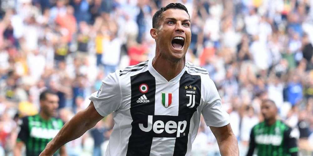 Turistas y Fanáticos de Cristiano Ronaldo Aman Tocar el Bulto de su Estatua (Fotos)