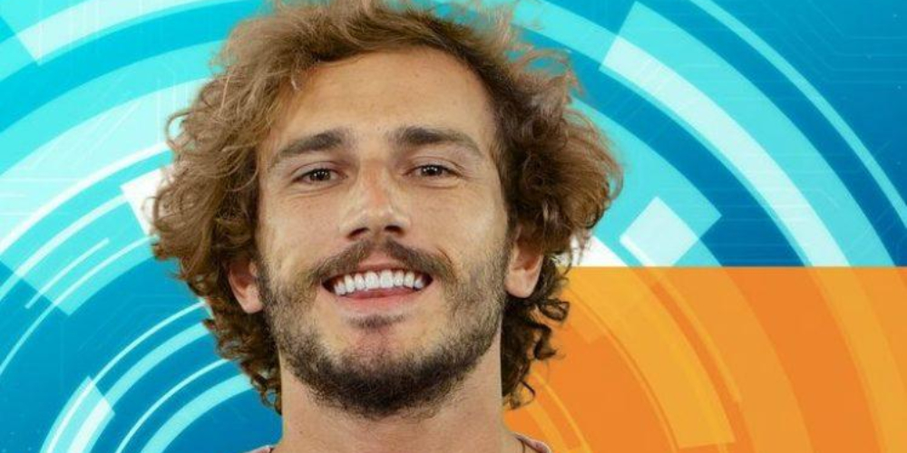 Participante BBB19 deixa toalha cair e mostra tudo para as câmeras