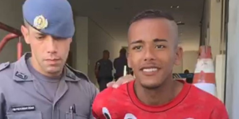 Homem mata travesti, arranca seu coração e diz sorrindo aos repórteres ‘Era um demônio’