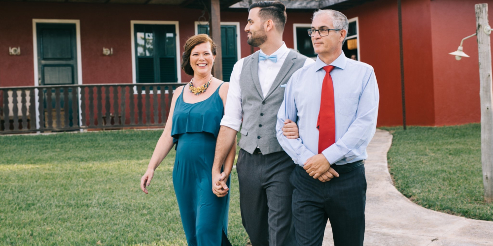 Pai celebra casamento de filho gay e viraliza na web