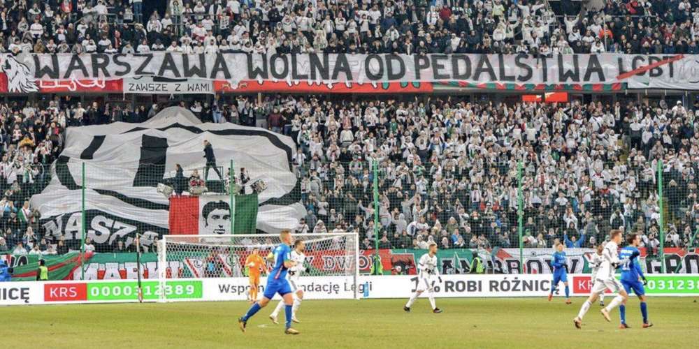 Des supporters polonais déploient une banderole très homophobe lors d’un match à Varsovie