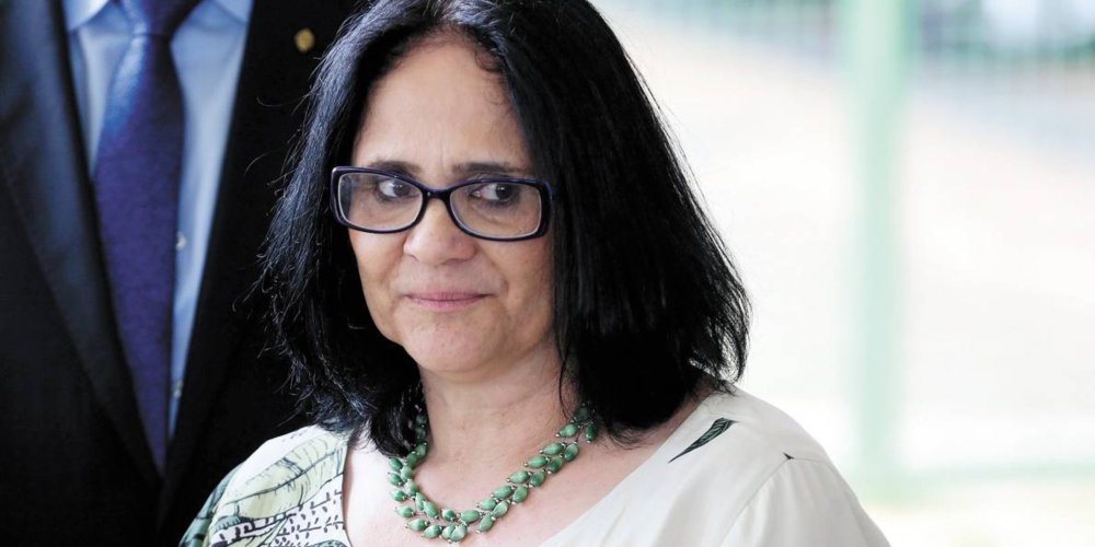 Ministra Damares afirma: “já que a menina é igual, ela aguenta apanhar”