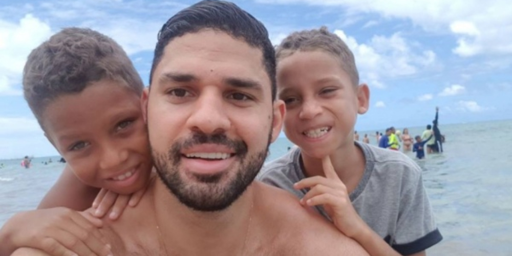 David Miranda oficializa adoção de filhos junto a marido