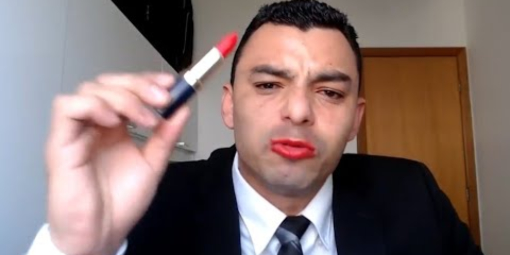 Pastor evangélico passa batom ao vivo e diz que foi na vontade de Deus