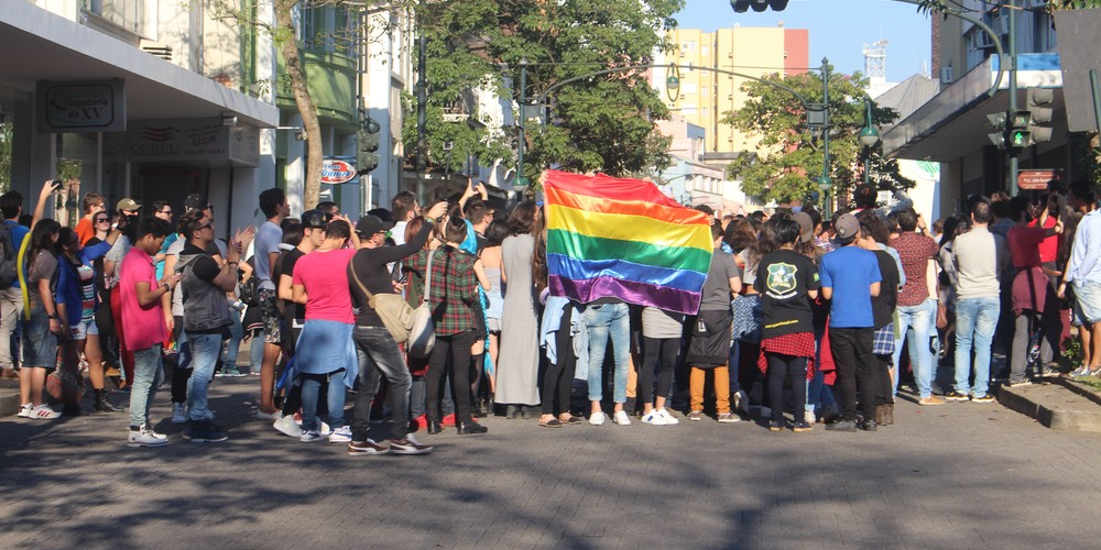Vereadores acatam veto de prefeito e projeto de lei do Dia do Orgulho LGBT é arquivado em Blumenau