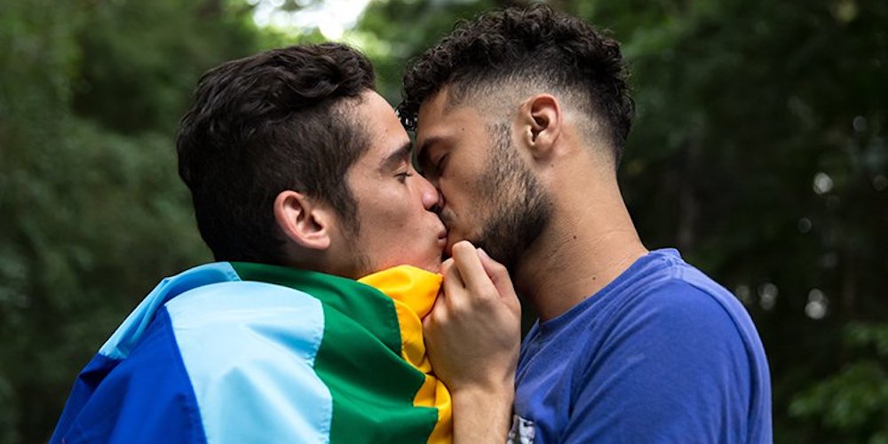 colombia kiss-in