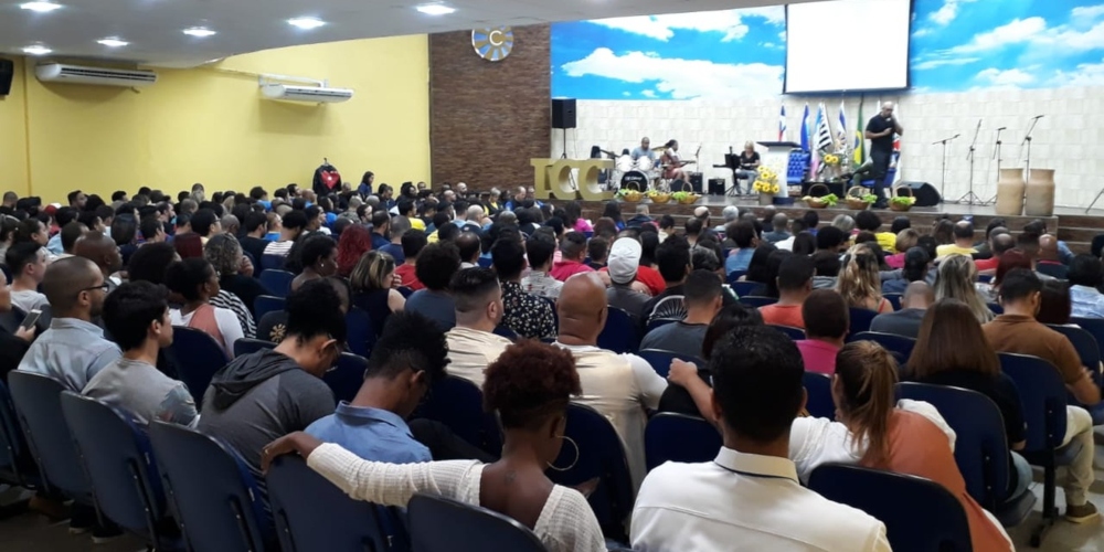 Primeira igreja evangélica LGBT de Salvador ganha sede após três anos de atuação: ‘Deus ama todos’, diz fundador