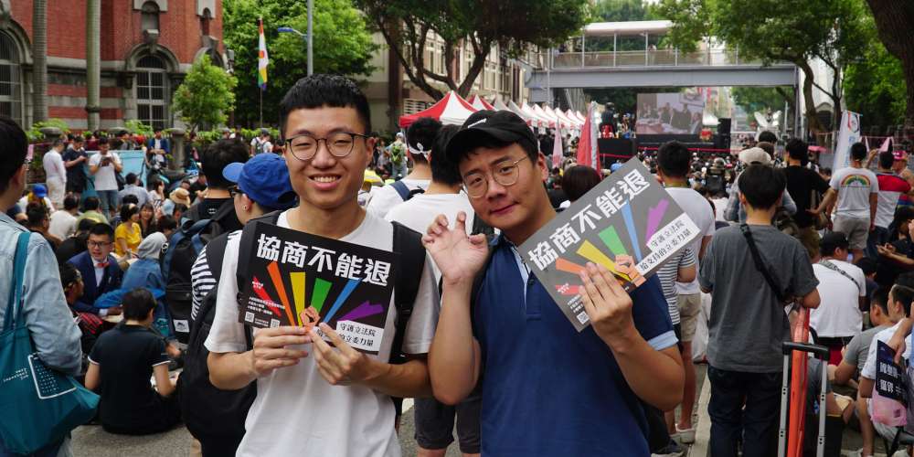 黃大謙與阿翰特別到場表達支持。週五表決大戰:支持院版,一票都不能少!