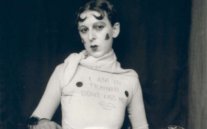 เรื่องราวเหลือเชื่อของ Claude Cahun ช่างภาพเลสเบี้ยนกับการต่อสู้กับพรรคนาซี