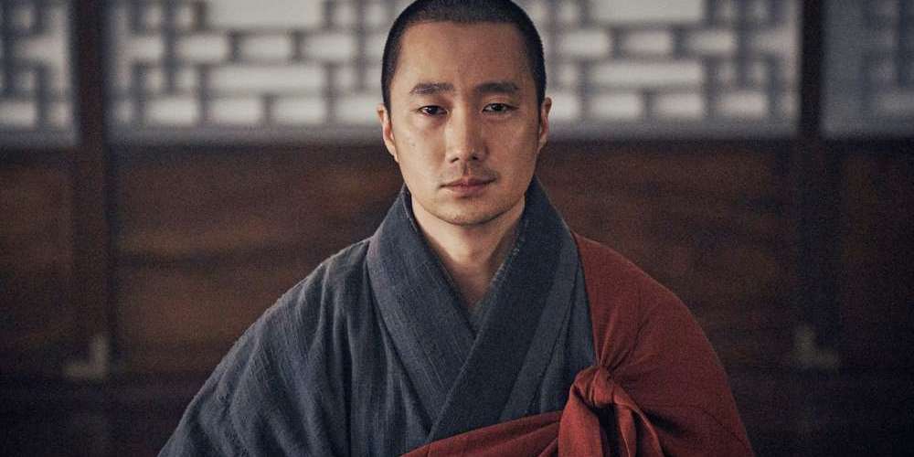 性感光頭的和尚。朴海日《王的文字》削髮當和尚,獲宋康昊讚「最漂亮光頭」!