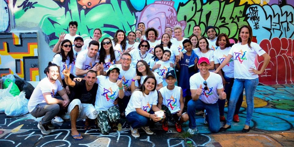 Coletivo Voluntários da Praça precisa de recipientes para servir comida aos desabrigados, AJUDE