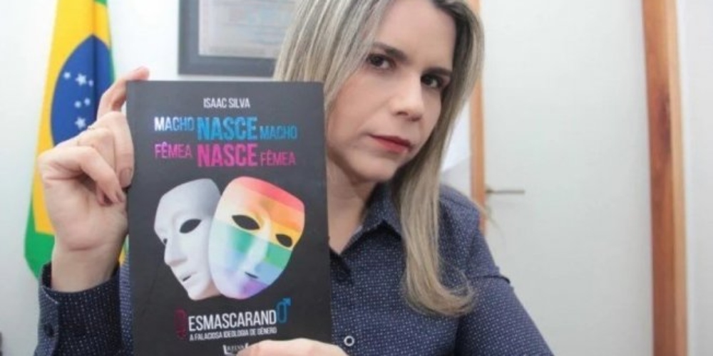 Deputada evangélica distribui livros LGBTfóbicos para espalhar sua intolerância