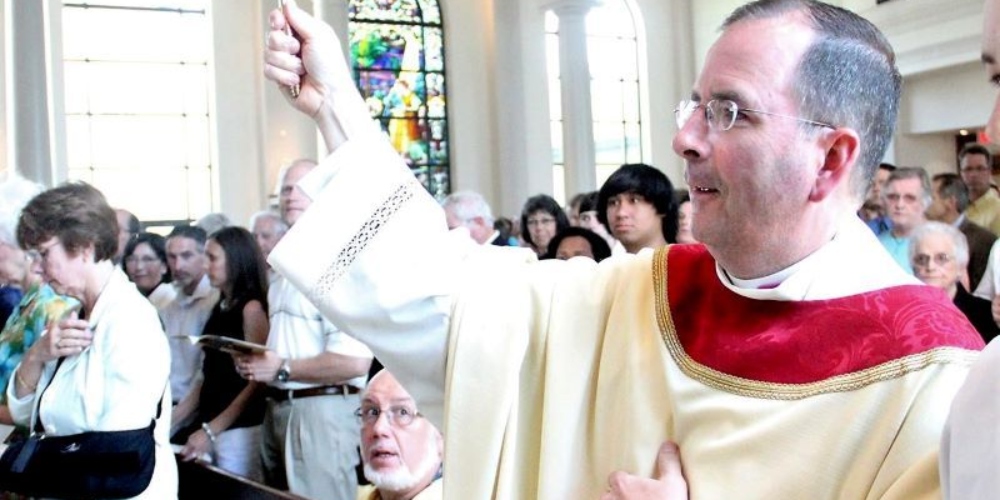 Padre vai preso por roubar dinheiro da igreja e pagar rapazes do Grindr