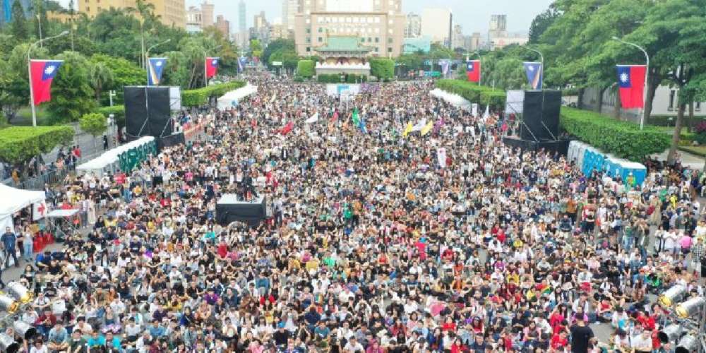 第17屆臺灣同志遊行驕傲起走 「同志好厝邊」擠爆忠孝東路