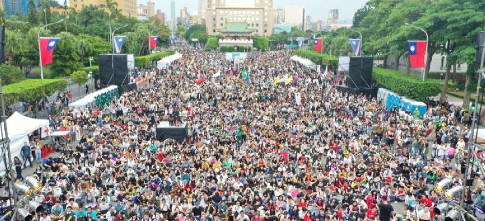 第17屆臺灣同志遊行驕傲起走 「同志好厝邊」擠爆忠孝東路