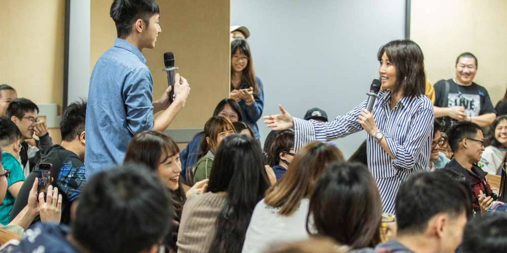A-Lin首次大學開講 自爆差一點當女警 登台開唱伸手“指天”感謝外公庇佑