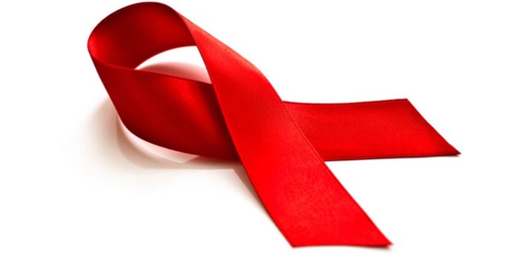 Falar sobre HIV: O podcast Fora do meio chamou Augusto Menna para esse bate papo
