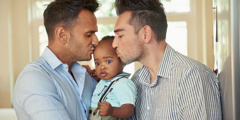 Angleterre: 490 adoptions par des couples LGBT l’an dernier, un record