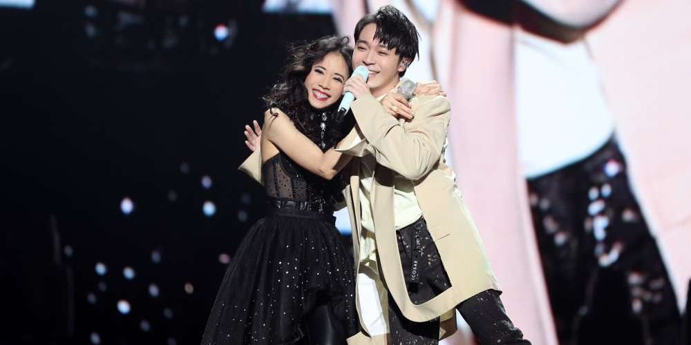 曾在台下第一排搶握莫后的手 青峰21年後與她同框美夢成真