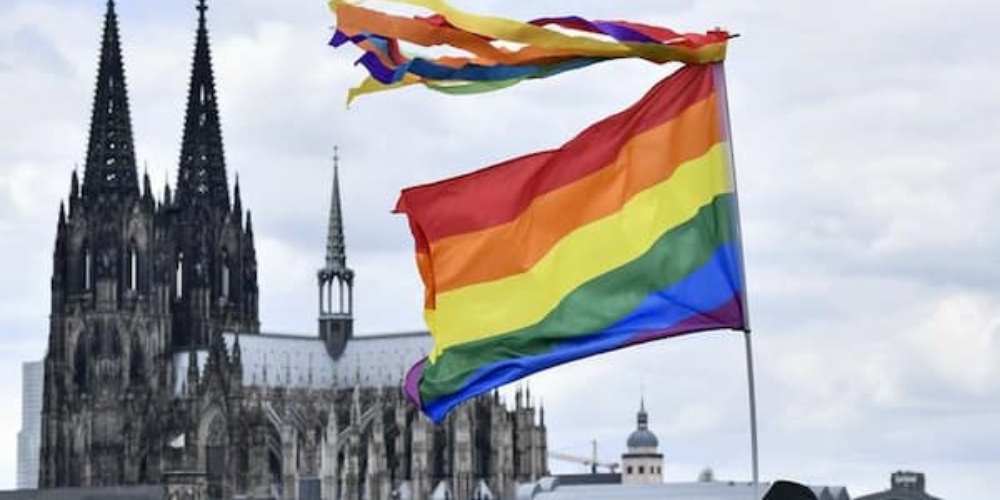 Governo alemão apresenta lei para prender quem oferecer cura gay para crianças