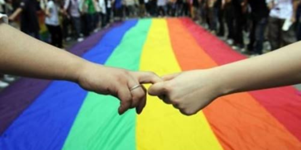 Lésbicas são mais aceitas do que homens gays em todo o mundo, diz estudo