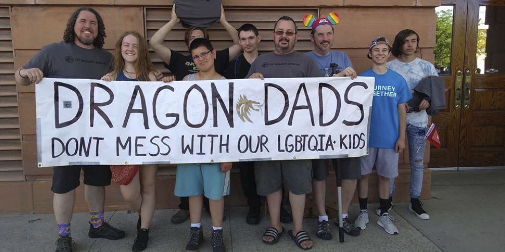 Los «Dragon Dads» son una comunidad en línea que ofrece apoyo a los padres de los niños LGBTQ.