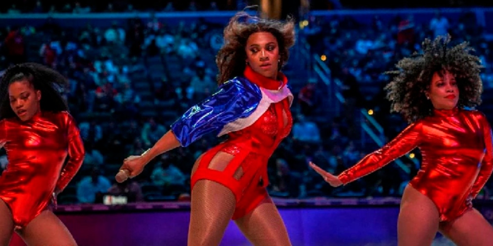 Riley Knoxx, cover de Beyoncé, faz história como a 1ª mulher trans a se apresentar em jogo da NBA