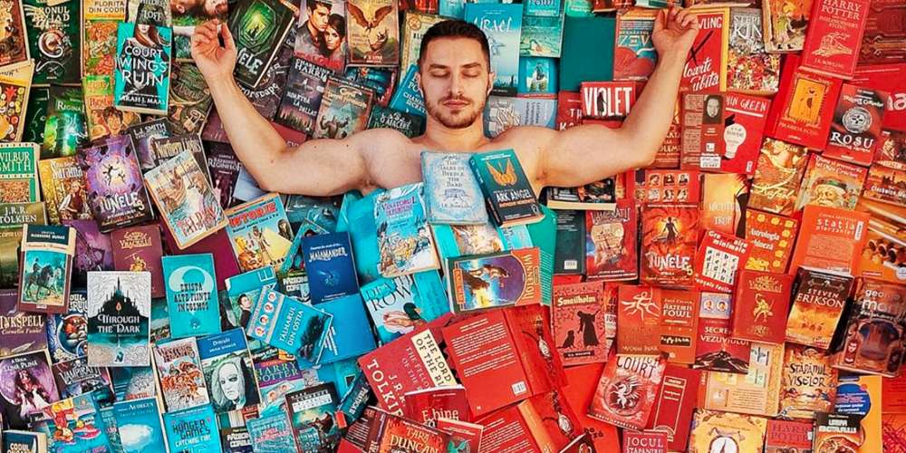 Цей здоровань використовує книги, щоб створювати чудове мистецтво в своєму Інстаграмі